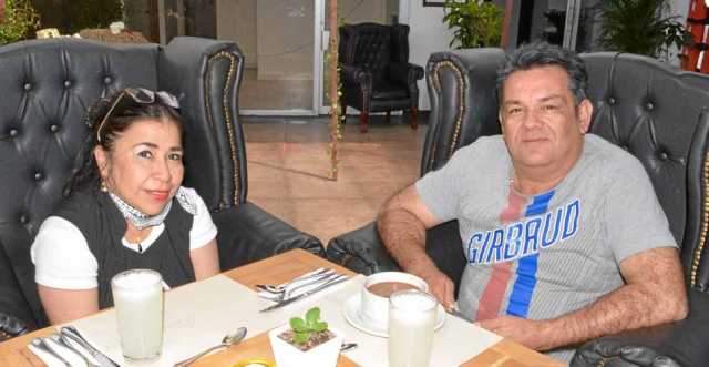 En un almuerzo en El Dauntaun estaban los esposos Isabel Romero Ballén y Gustavo Acevedo Cáceres.