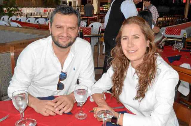 Los esposos Nicolás Cardona Baquero y Andrea Calderón Barón se reunieron en un almuerzo en el Club Manizales.