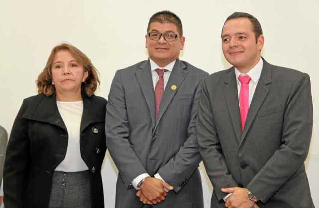 El alcalde de Manizales, Carlos Mario Marín, aparece en compañía de los concejales Adriana Arango y César Díaz.