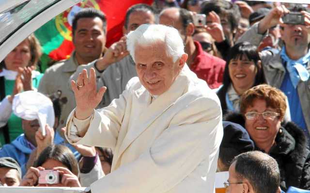 Ante la contundente desmentida del secretario personal de papa emérito, el cardenal Sarah echó marcha atrás y en Twitter anunció