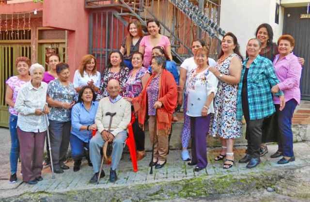 Vecinos del barrio Los Cedros festejaron junto a Miguel Antonio Cubides sus 100 años.