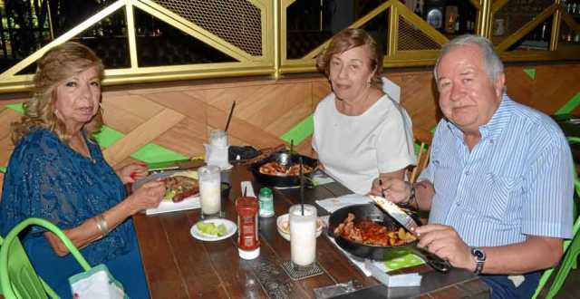 Lida Negrete y Consuelo Castrillón Alzate ofrecieron un almuerzo en Cortesana para felicitar a Miguel Castaño Alzate.