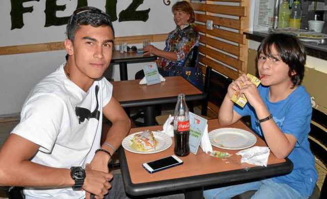 Matías Gómez Núñez y Samuel Yepes Núñez en el restaurante El Petizo Núñez.