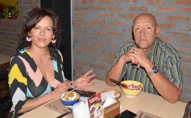 Lorena Ocampo Arcila y Mario Mejía Valencia en el restaurante Asados Chavita. 