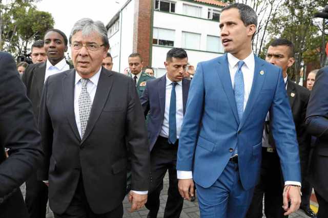 El jefe de la Asamblea Nacional de Venezuela, Juan Guaidó y el ministro de Defensa de Colombia, Carlos Holmes Trujillo (izquierd