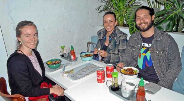 En una comida en el restaurante Poke Bowls se reunieron Adrian Cooper, Yolanda Torres García y Andrés Yáñez Chavarriaga.
