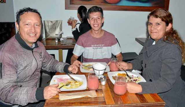 Francisco Pineda Giraldo, Víctor Manuel Pineda Henao y Sandra Patricia Henao Botero compartieron en un almuerzo en Patacrock.