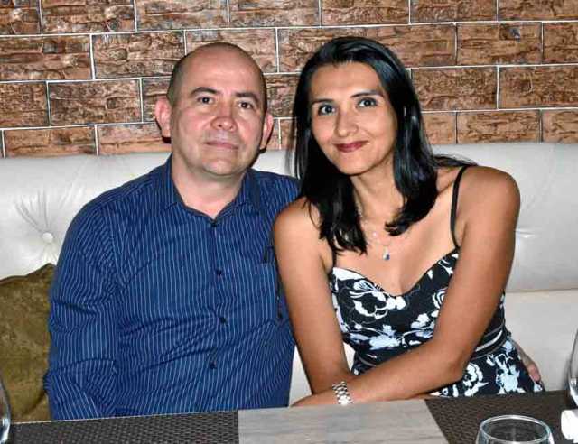 Álvaro Miguel Jaimes Torres y Sandra Milena Sánchez Celis celebraron 15 años de matrimonio en una comida en el restaurante L’Ang