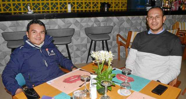 Lázaro Velásquez Tovar y Andrés Barajas Cortés se reunieron por trabajo en el restaurante Planta del Hotel Pop Art Las Colinas.