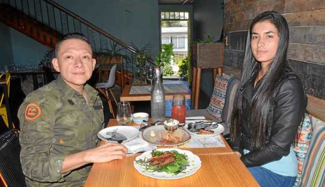 En el Jardín de las Delicias estuvieron Juan Camilo Luna y Jenny Lorena Cardona.