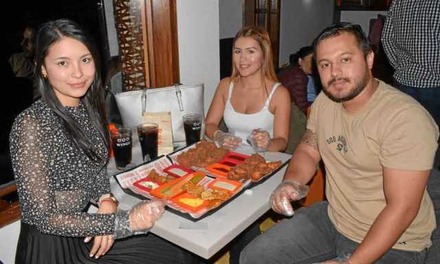 En una comida Wingz estuvieron Érika Zapata Ceballos, Johana López Pineda y Leonardo Jiménez.