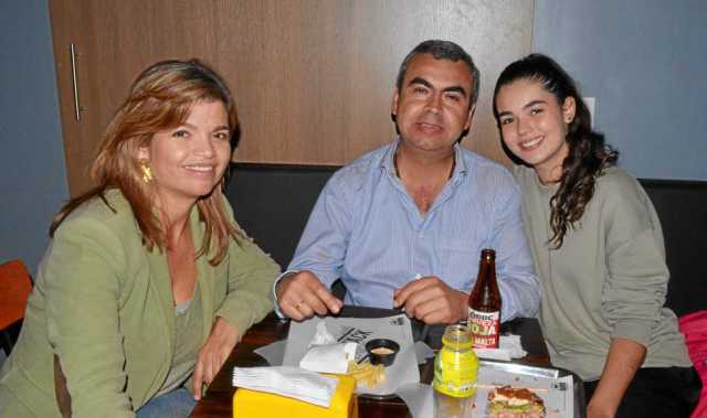 Luz Adriana Hoyos Salazar, Julián Hernández Vélez y Sofía Hernández Hoyos compartieron en Burger Stack.