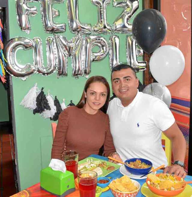 Hernán Darío López Rodríguez fue homenajeado por Érika Coca Arbeláez en un almuerzo en La Gringa mexicana.