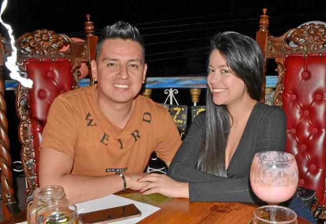 Para felicitar a Álex Romero Gómez, Tábata Osorio Garay ofreció una comida en el restaurante Candelaria.