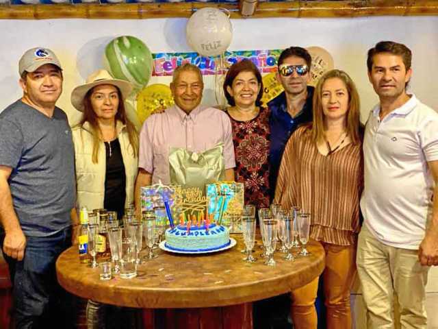 Orlando, Lucía, Myriam, Darío, Magnolia y John Jairo Quintero Gutiérrez celebraron junto a su papá, Gabriel Quintero Toro, su no