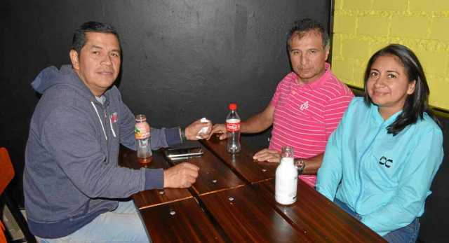 En Burger Stack fue homenajeado con una comida Carlos Alberto Villa Torres por sus amigos Juan Carlos López Cardona y Claudia Ma