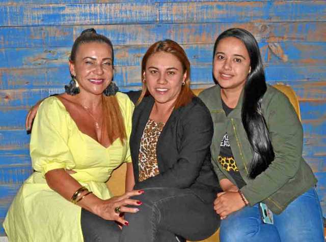 En Solario compartieron en una comida Gloria Patricia Mancera Tabares, Carolina Rodas Henao y Adriana Giraldo Bedoya.