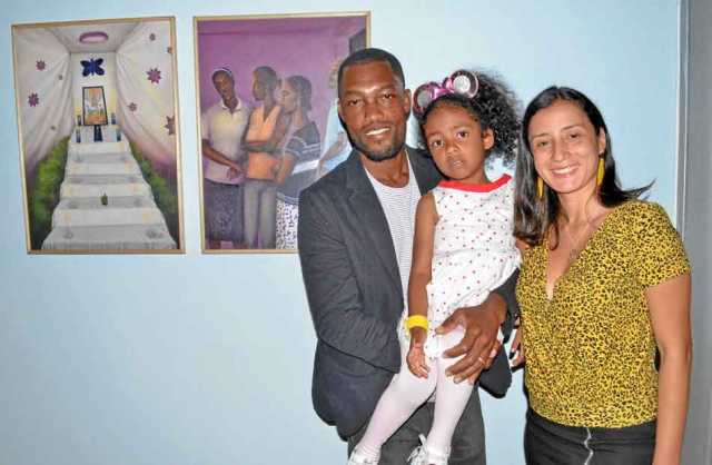 El artista Carlos Edigio Moreno Perea acompañado de su hija, Antonia Moreno Vargas, y de su esposa, Paola Vargas Marín.