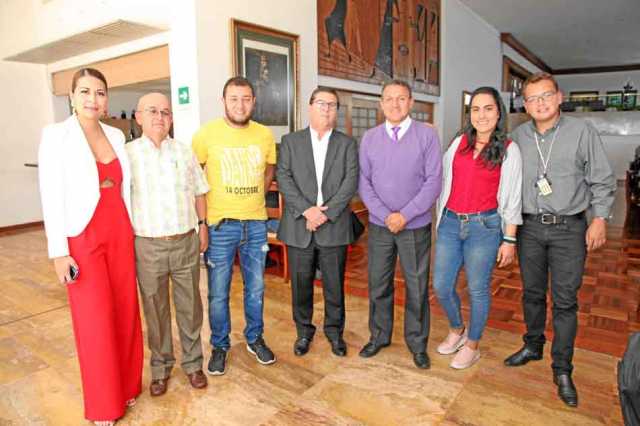 Yasmín Agudelo Salazar, Josué Jaramillo, Ramón Salazar, Luis Roberto Rivas, gerente de la Industria Licorera de Caldas; Rusbel F
