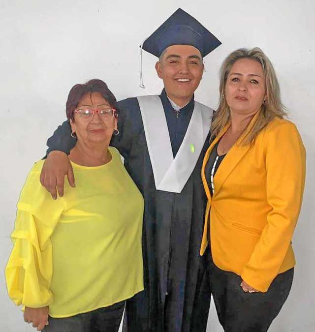 Alejandro Daza Gómez se graduó como Bachiller de Censa. Durante la ceremonia estuvo acompañado de su abuela Gloria Inés Orozco y