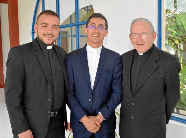 Sacerdotes: Édison Castrillón Velarde, Luis Alfredo Serna Gómez y monseñor Luis Enrique Hoyos Ochoa. 