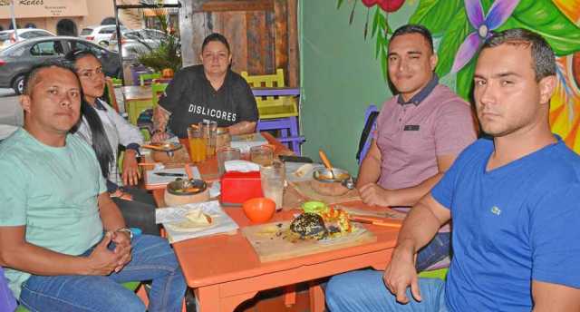 Los trabajadores de Dislicores: Andrés Hidalgo Pescador, Jennifer Acevedo Vasco, Lorena Velásquez Naranjo, Sebastián Mendoza Ort