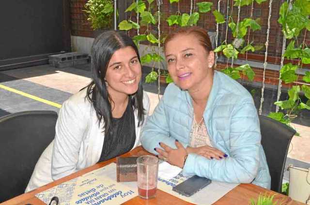 Laura Ospina Cardona asistió al restaurante en compañía de su mamá, Adriana Cardona Jiménez. 