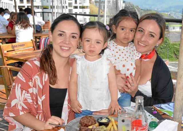 Ana María Giraldo Arce, Martina Casallas Giraldo, Lorenza Luna Giraldo y María Fernanda Giraldo Arce compartieron en un almuerzo