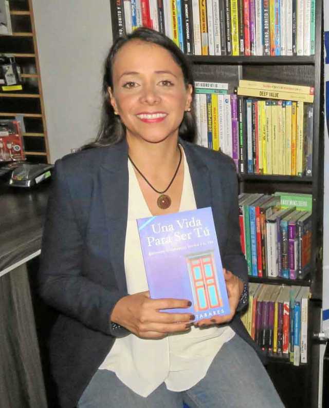 La autora, Juliana Tabares, con su libro Una vida para ser tu. 