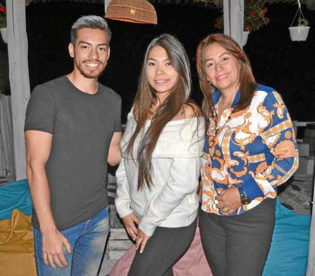 En restaurante Solario estuvieron Santiago Valencia Hernández, Paula Andrea Valencia Hernández, homenajeada; e Isabel Cristina H
