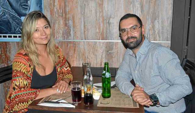 Luna de Valencia fue el restaurante en el que compartieron los novios Marcela Bedoya Muriel y Daniel Camargo Valencia . 