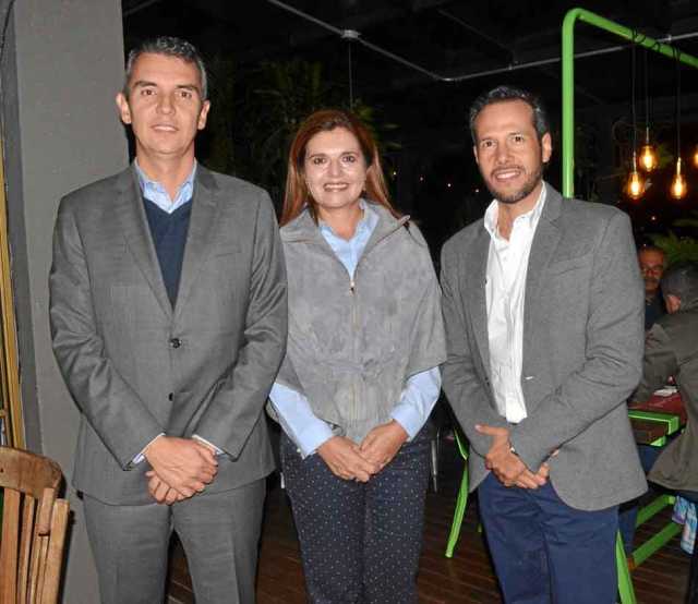 Nicolás Rendón Escobar, gerente general Honda Autos; Clemencia Mejía Franco, gerente general Armotor; y Fernando Palacio Tovar, 