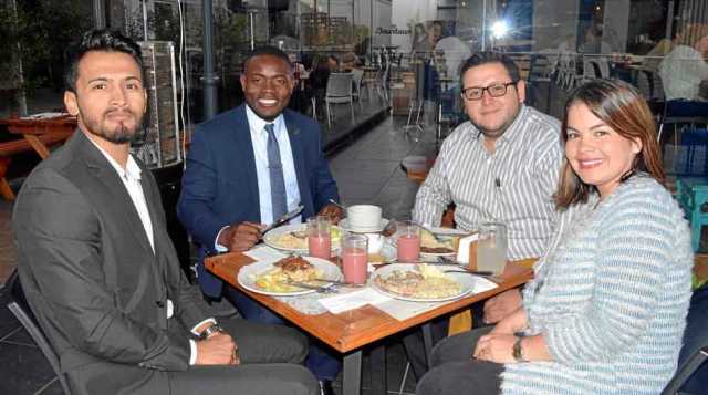 Empleados de la empresa GESAC Manizales estuvieron en el restaurante El Dauntaun para departir. Jimmy Gómez Álvarez, Leimar Andr