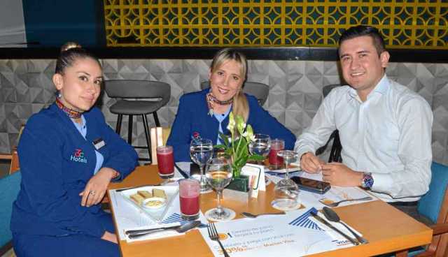 Funcionarios del restaurante Planta, del Hotel Pop Art Las Colinas, almorzaron en su sitio de trabajo. Luisa Calderón Franco, Pa