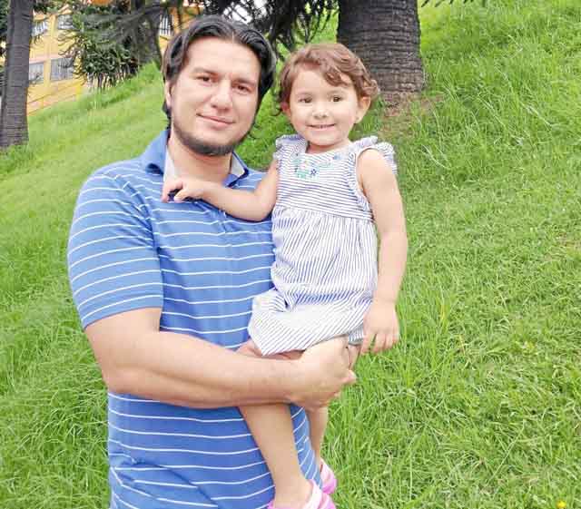 Victoria Ochoa Gómez con su papá, Jaime Alberto Ochoa Ardila. 