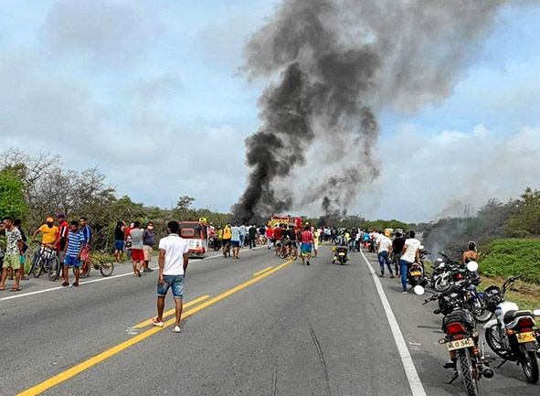 Las causas del volcamiento del camión que iba sentido Barranquilla - Santa Marta son materia de investigación por las autoridade