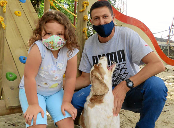 Valeria Herrera Benjumea acompañada por su su papá, Jimmy Herrera Posada, y su mascota Dana.
