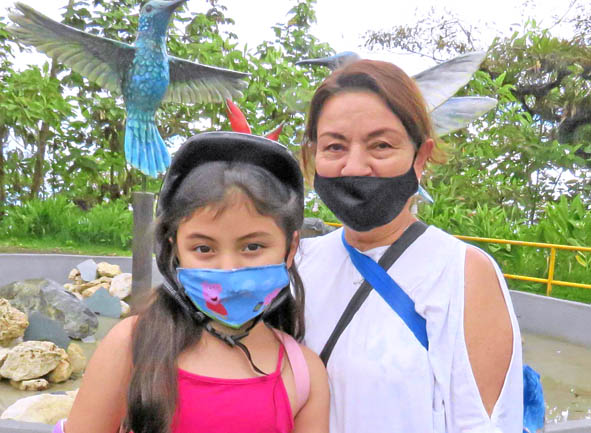 Luciana Hensley y su abuela, María Elena Giraldo.