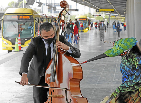 Filarmónica en el Transmilenio Foto | EFE | LA PATRIA Bogotá. Músicos del cuarteto de contrabajos y percusión de la Banda Filarm