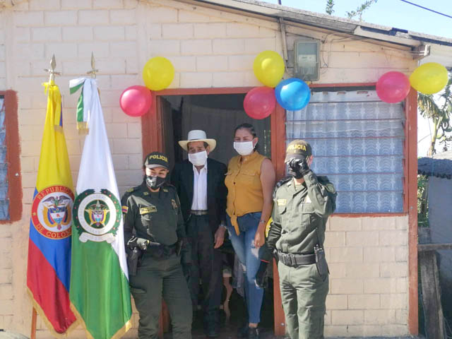 Foto cortesía/ Cristian Giovanny Toro / LA PATRIA La Policía Nacional se hizo partícipe del cumpleaños de Luis Carlos. Agentes d