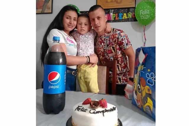 Dylan Ortegón Pineda y sus papás, María Fernanda Pineda y Andrés Ortegón.