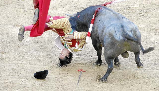 El manizaleño sufrió una fea cogida por el toro Alondro, sin consecuencias, siguió con la faena. 