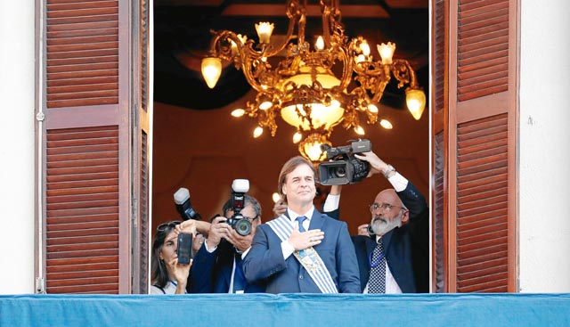 El centroderechista Luis Lacalle Pou, del Partido Nacional (PN), fue investido ayer como presidente de Uruguay, jornada vivida b