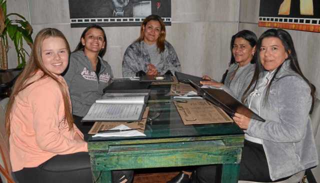 Para dar la bienvenida a Sara McClain Carvajal y Liliana Carvajal González, quienes llegaron de Estados Unidos, sus familiares M