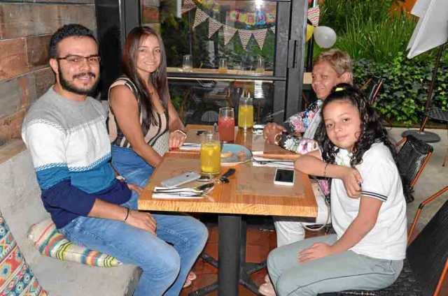 Esteban Delgado Márquez, Damaris Márquez Gómez (homenajeada), Yisel Márquez Gómez y María Fernanda Medina Delgado celebraron con