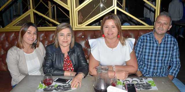 Yei Denisse Mejía Giraldo celebró con sus amigos Stella Soto Giraldo, Claudia Rincón Cárdenas y Jorge Iván Usma Rimas, en Cortes