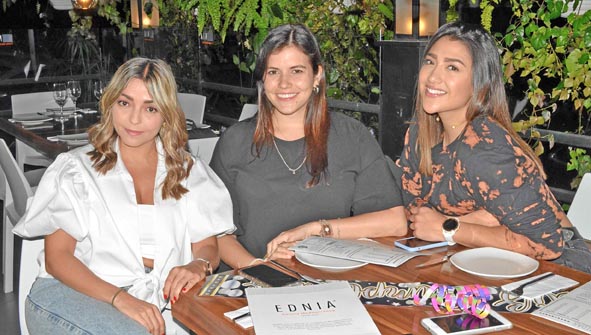 Francisca Arango Robledo les festejó el cumpleaños a Sara Medina Londoño e Isabela López Loaiza en el restaurante Ednia.