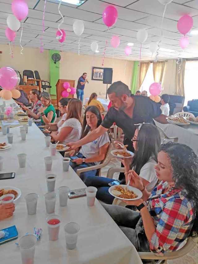 El alcalde les sirvió el almuerzo