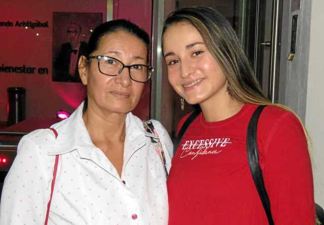 María Amparo Castro Arcila y Angie Valentina Carrillo Castro.