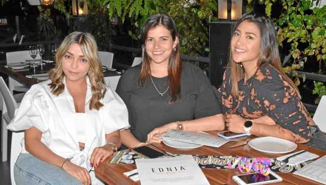 Francisca Arango Robledo les festejó el cumpleaños a Sara Medina Londoño e Isabela López Loaiza en el restaurante Ednia.